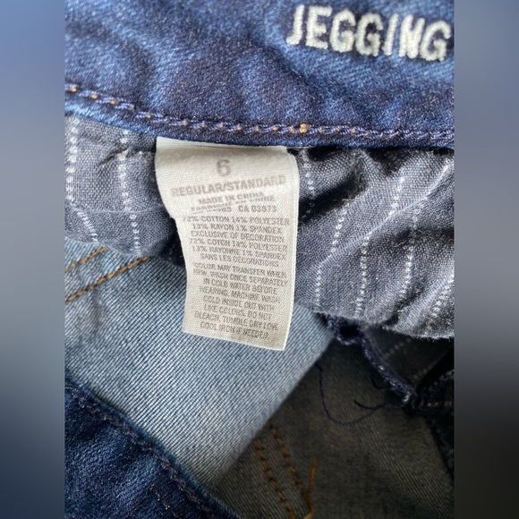 American Eagle Ripped Jegging’s - Picture 4 of 4